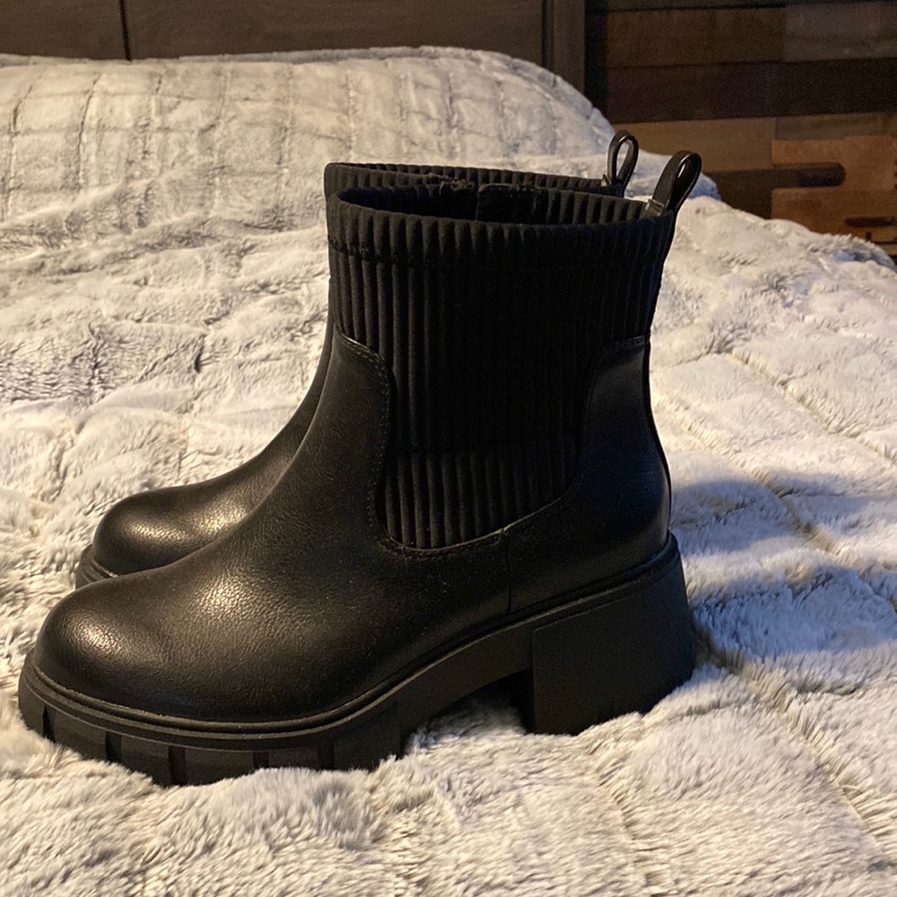 Torrid size 8.5 Chelsea boot brand new never worn